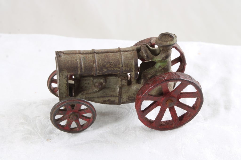 Arcade Cast Iron Tractor with Farmer Driver (1 of 8)