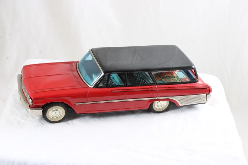 Bandai 1956 Ford Station Wagon Tin Friction Works (1 of 9)