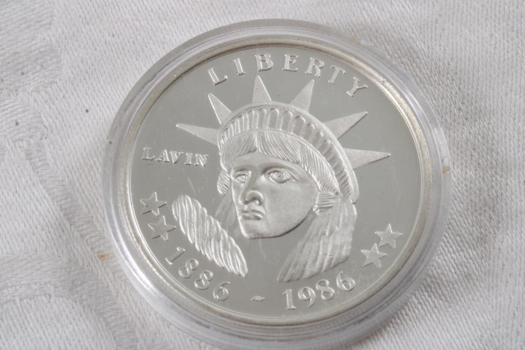 1986 Liberty 1 Troy Oz .999 Silver Round: 1986 Liberty 1 Troy Oz .999 Silver Round - Commemorative.. Photos are part of description- Live Auctioneers only shows 20 photos per lot, if there are more you can view them on Proxibid or bidding app