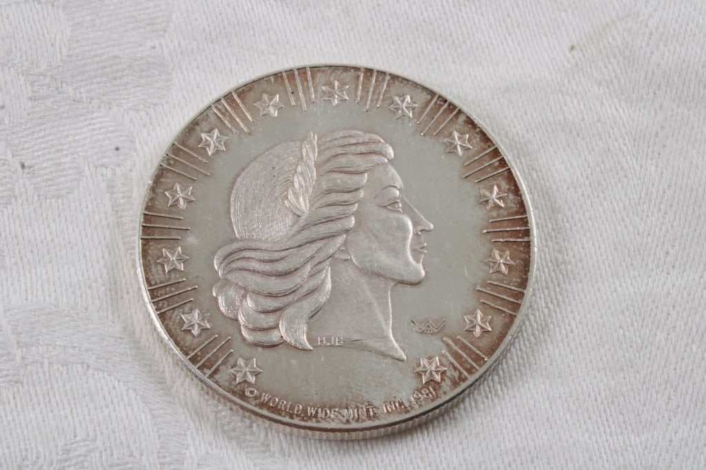 American Eagle 1 Troy Oz .999 Fine Silver Round (1 of 4)