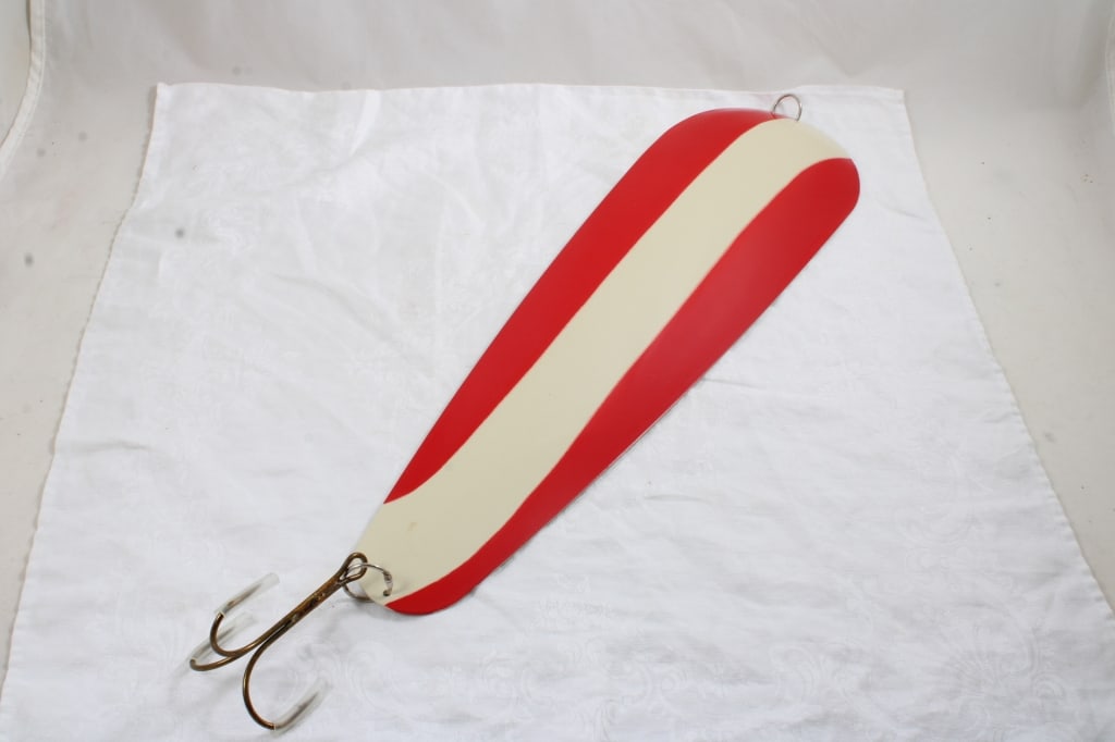 Large 18" Red & White Spoon Fishing Lure (1 of 7)