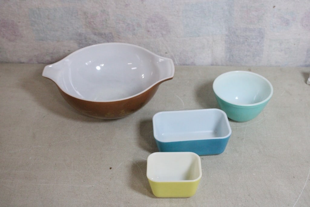 Pyrex Cinderella Bowl& 3 Other Pieces of Pyrex: Pyrex Cinderella Bowl& 3 Other Pieces of Pyrex - Pyrex #444 Early American Cinderella Mixing Bowl, 2 Pyrex Refrigerator Containers #23 & #31 and Pyrex #401 Bowl 1 1/2 Quart.. Photos are part of descri