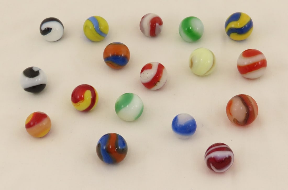 17 Akro Agate Corkscrew Marbles: 17 Akro Agate Corkscrew Marbles - Lot Size 3x3x3" 1lbPhotos are part of description. Please ask questions and read terms & conditions before bidding.