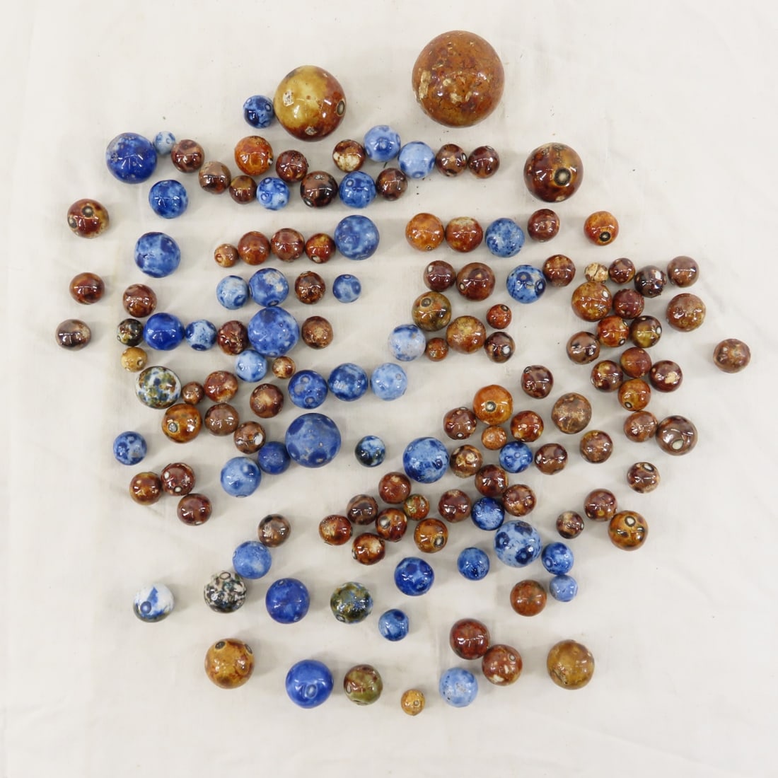 Vintage Bennington Marbles, some shooters: Vintage Bennington Marbles, some shooters - Lot Size 4x4x4" 3lbPhotos are part of description. Please ask questions and read terms & conditions before bidding.