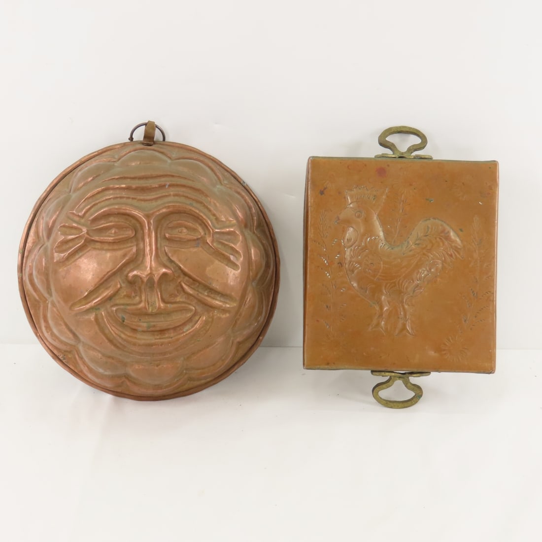 Antique Pudding Form & Rooster Relief: Antique Pudding Form & Rooster Relief - Face is 8" diameter. Lot size: 12 x 12 x 9", 3 lbsPhotos are part of description. Please ask questions and read terms & conditions before bidding.