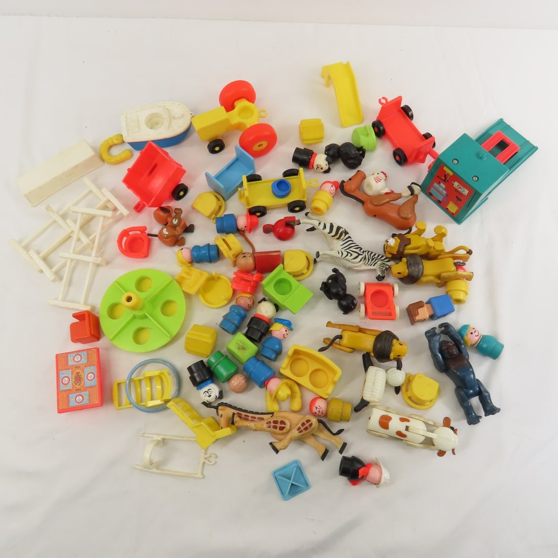 Vintage Fisher Price Little People & Accessories: Vintage Fisher Price Little People & Accessories - Lot size: 14 x 12 x 5", 4 lbsPhotos are part of description. Please ask questions and read terms & conditions before bidding.