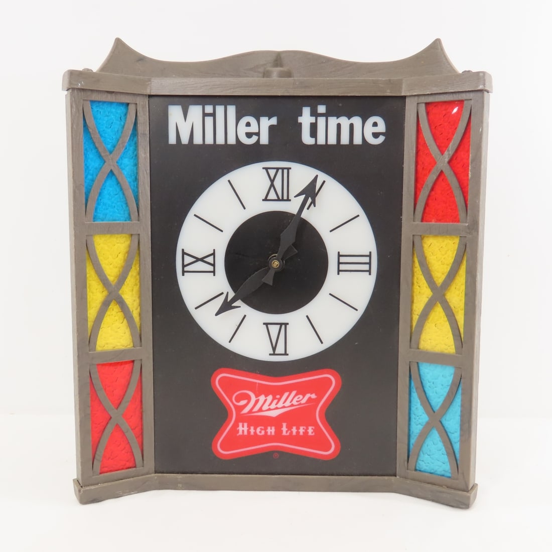Vintage Miller Time Light Up Wall Clock: Vintage Miller Time Light Up Wall Clock - makes noise when chain is pulled, but not working Lot size: 11 x 12 x 5", 4.5 lbsPhotos are part of description. Please ask questions and read terms & conditi