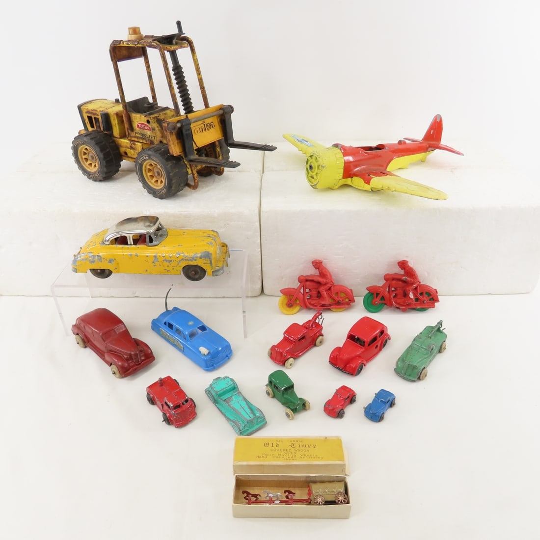 Auburn rubber, Hubley, cast metal & other toy cars: Auburn rubber, Hubley, cast metal & other toy cars - Tonka forklift, metal airplane - incomplete and more. Lot size: 12 x 12 x12", 5 lbsPhotos are part of description. Please ask questions and read te