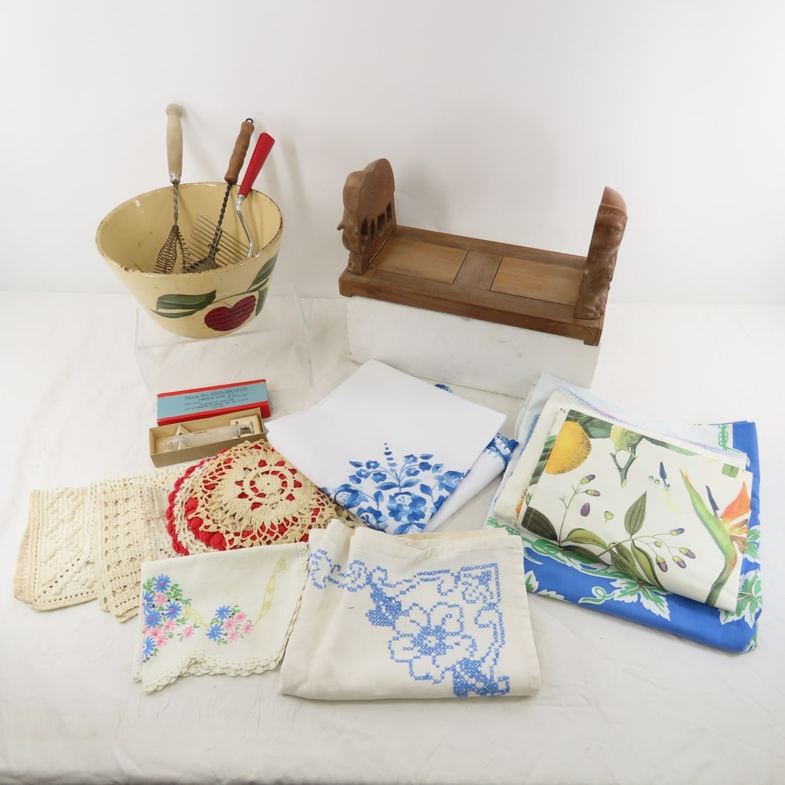 Watt Ware Advertising Bowl, Linens, Kitchen tools: Watt Ware Advertising Bowl, Linens, Kitchen tools - Bookends. Lot Size 12x12x12" 10lbsPhotos are part of description. Please ask questions and read terms & conditions before bidding.