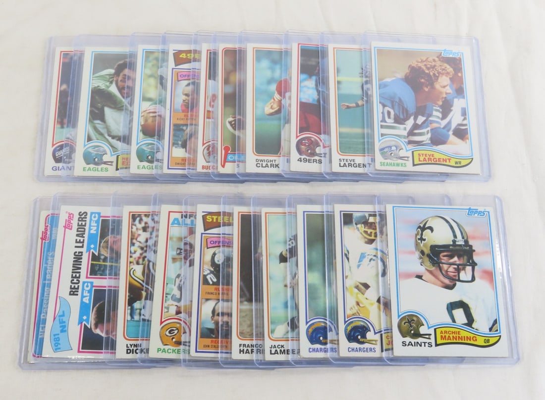 20 70s & 80s Topps Football cards with Stars: 20 70s & 80s Topps Football cards with Stars - Lot Size 4x4x4" 1lbPhotos are part of description. Please ask questions and read terms & conditions before bidding.