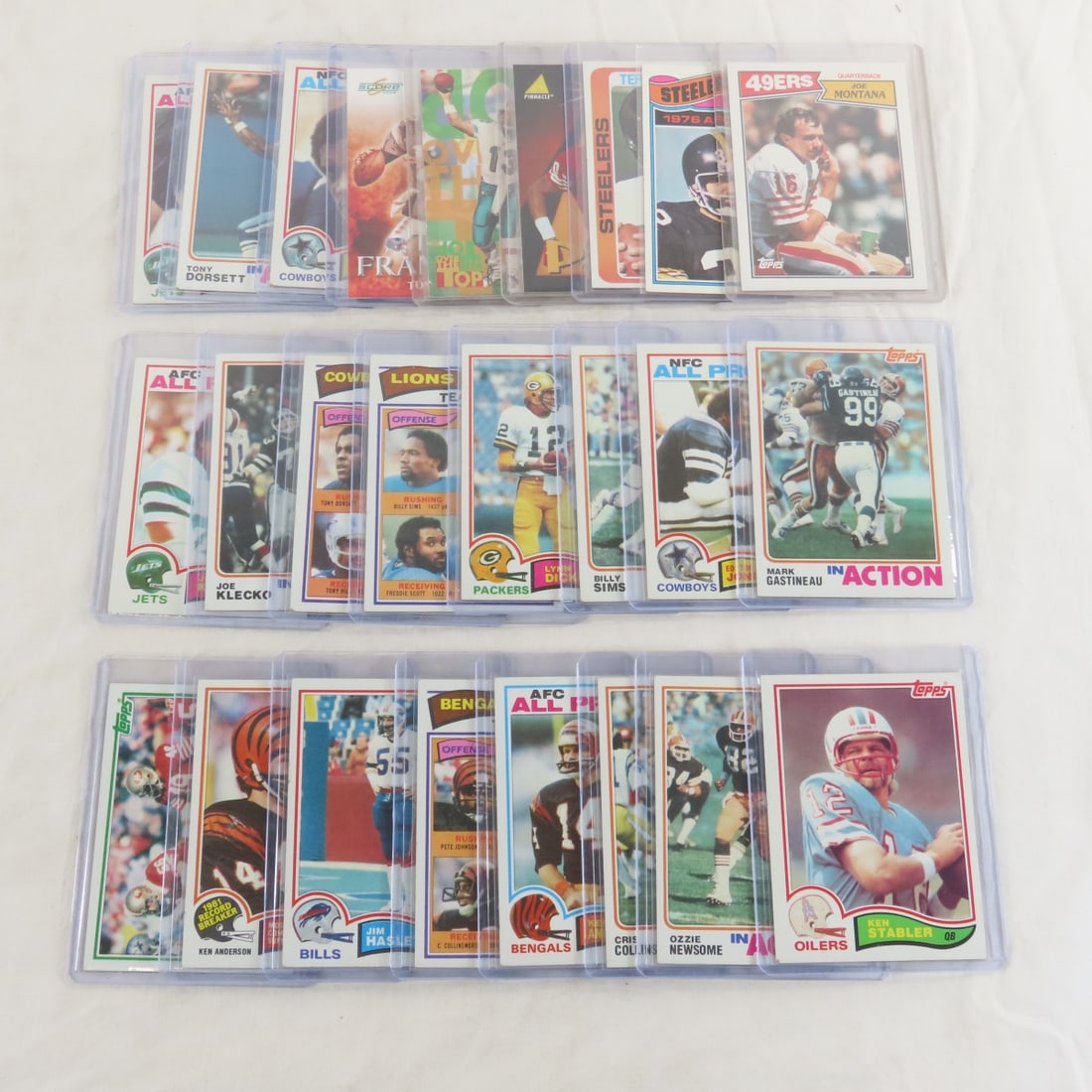 25 70s & 80s Topps Football cards with Stars: 25 70s & 80s Topps Football cards with Stars - Lot Size 4x4x4" 1lbPhotos are part of description. Please ask questions and read terms & conditions before bidding.