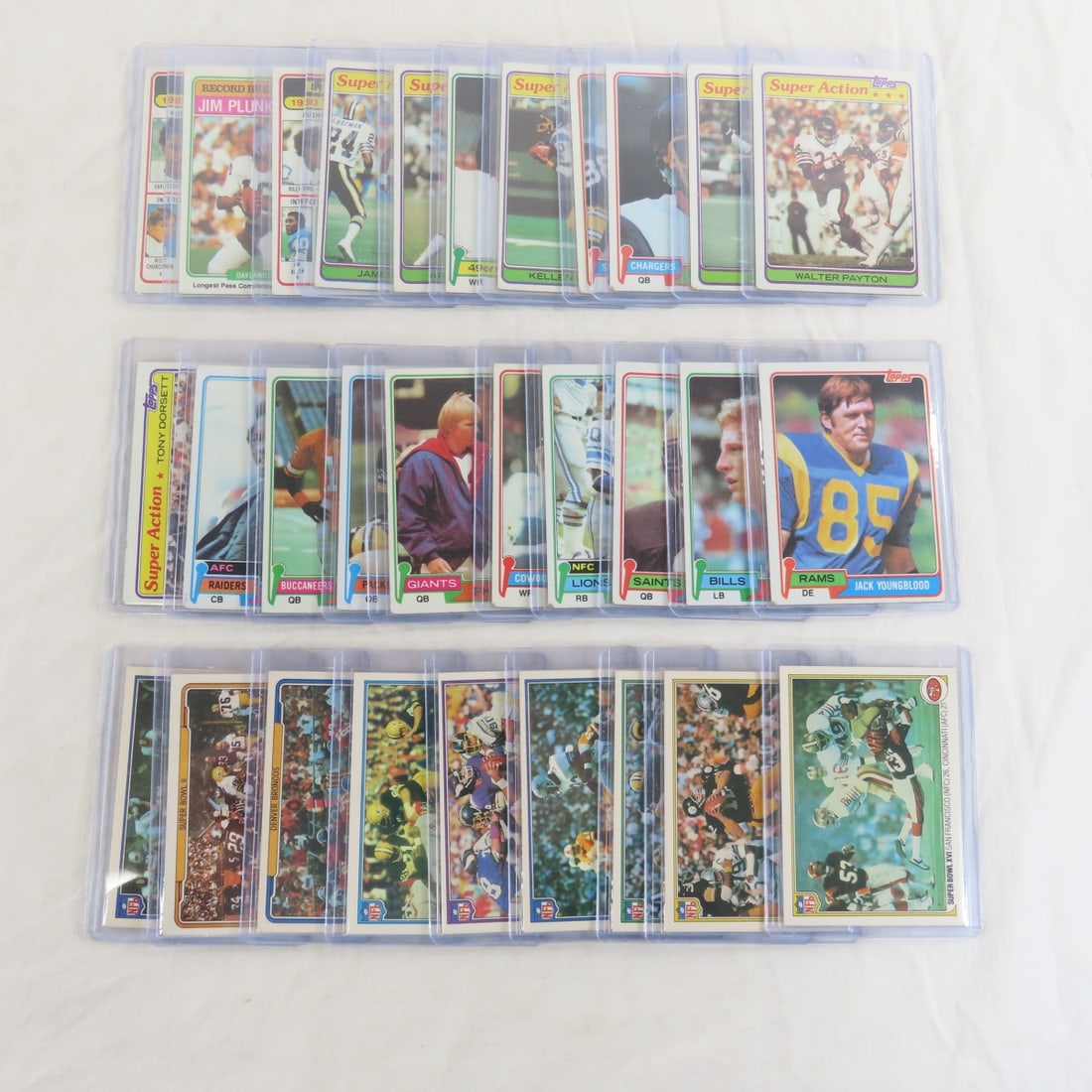 30 70s & 80s Topps Football cards with Stars: 30 70s & 80s Topps Football cards with Stars - Lot Size 4x4x4" 1lbPhotos are part of description. Please ask questions and read terms & conditions before bidding.