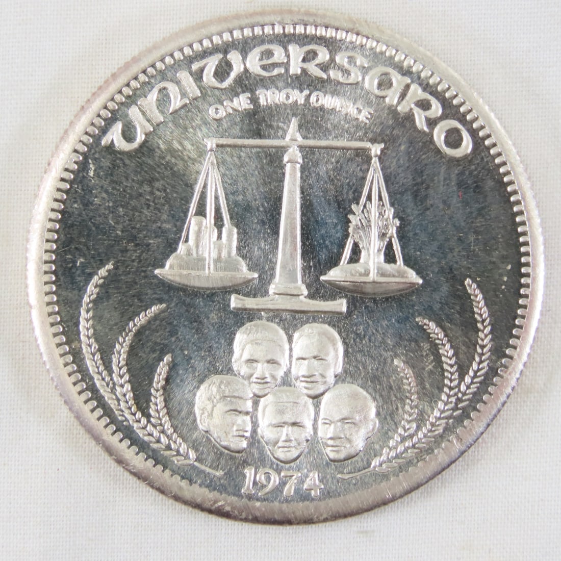 1974 Universaro 1ozt .999 Silver round (1 of 2)