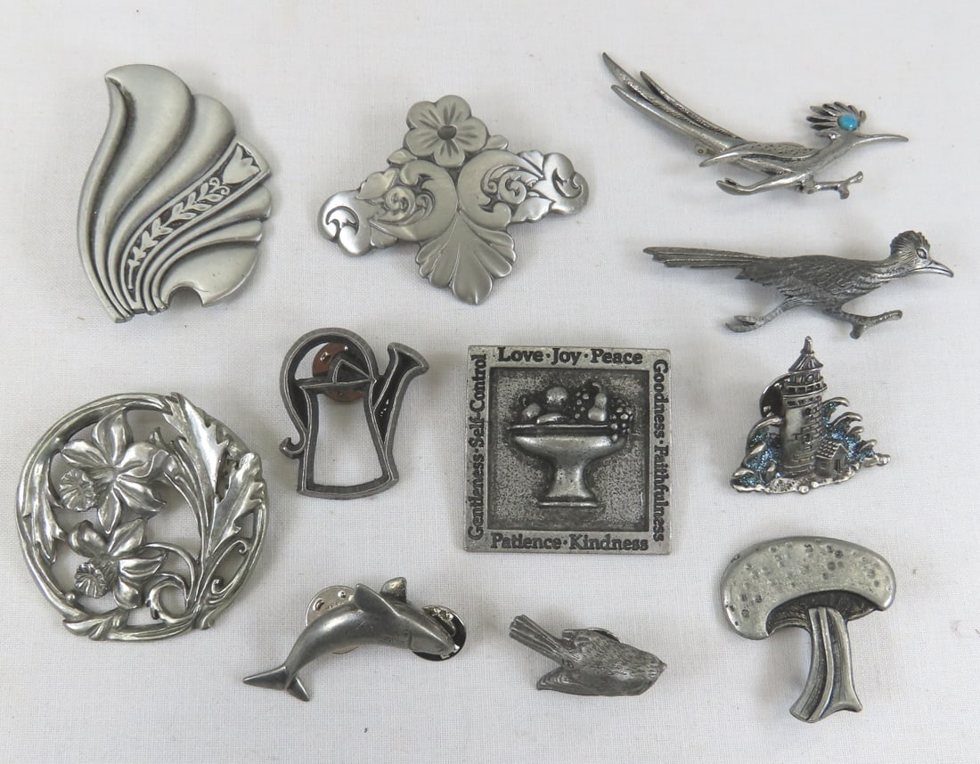 11 Signed Pewter Brooches- Tennesmed & others: 11 Signed Pewter Brooches- Tennesmed & others - Ann Clark, J Ritter, JBL, Seagull, Wetzke, Bastin, General whale. Lot size: 5 x5 x4", .6lbs Photos are part of description, Live Auctioneers only displa