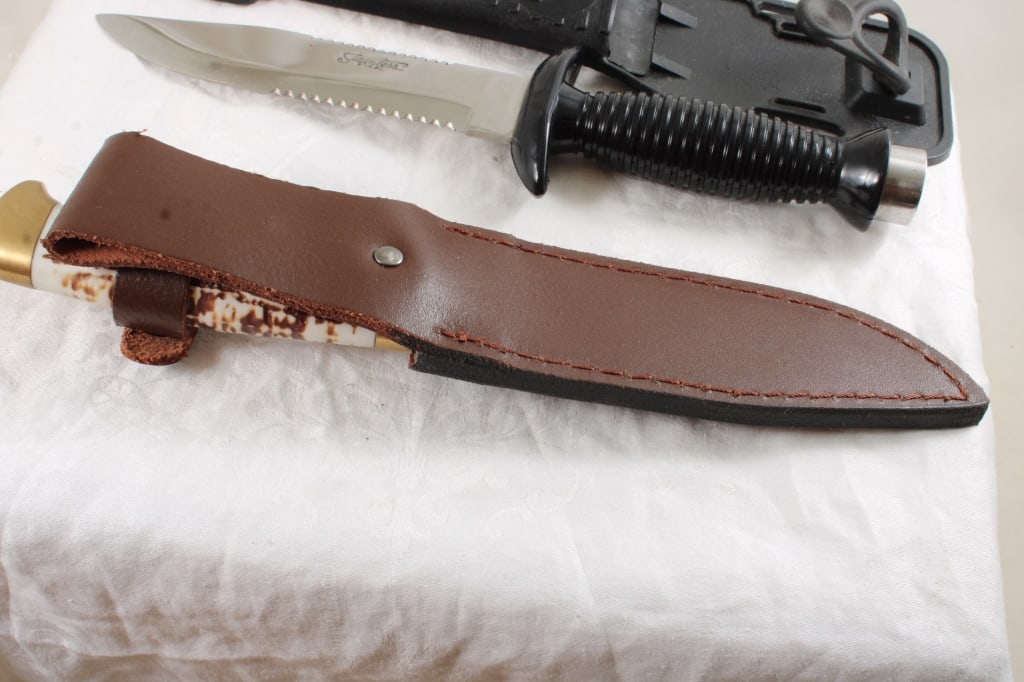 2 Fixed Blade Knives in Sheaths - 10