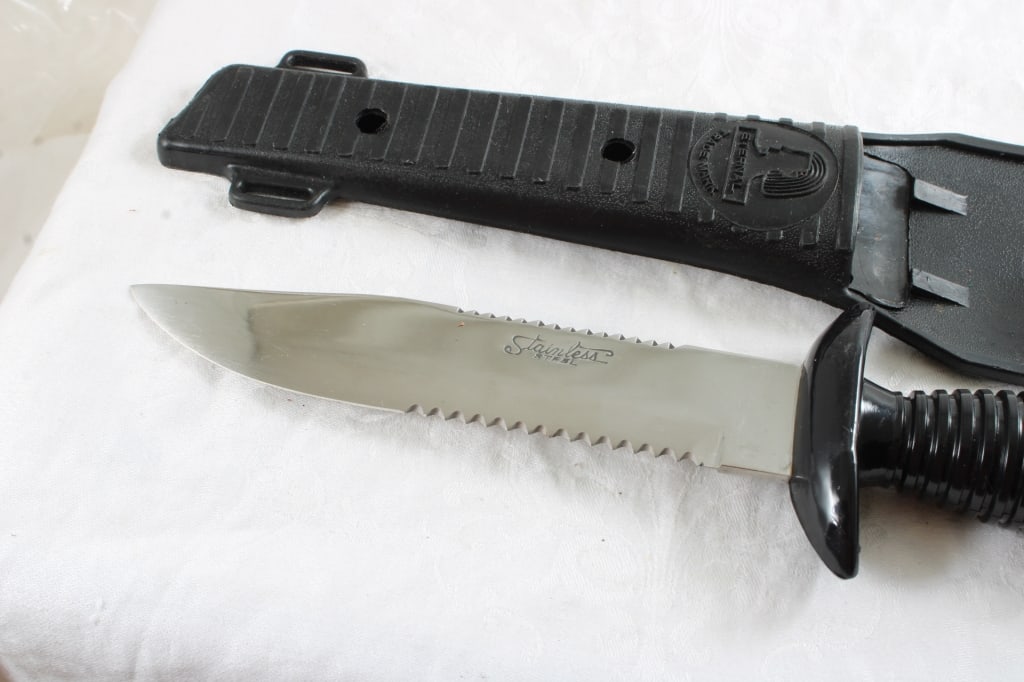 2 Fixed Blade Knives in Sheaths - 13