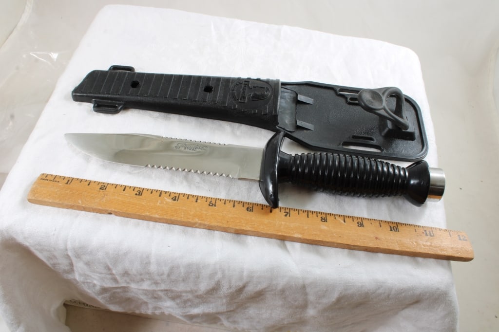 2 Fixed Blade Knives in Sheaths - 14