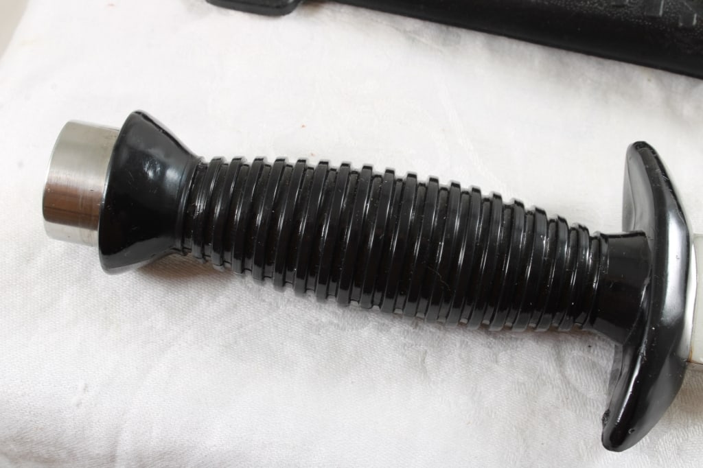 2 Fixed Blade Knives in Sheaths - 19