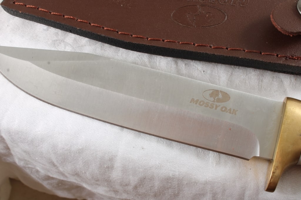 2 Fixed Blade Knives in Sheaths - 3