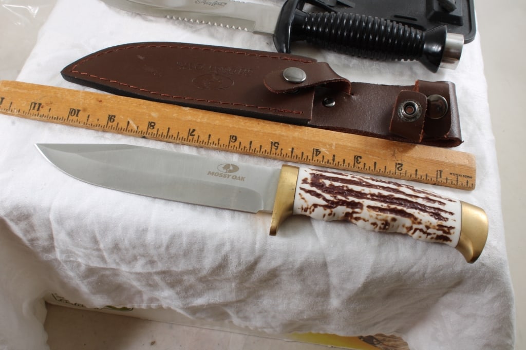 2 Fixed Blade Knives in Sheaths - 5
