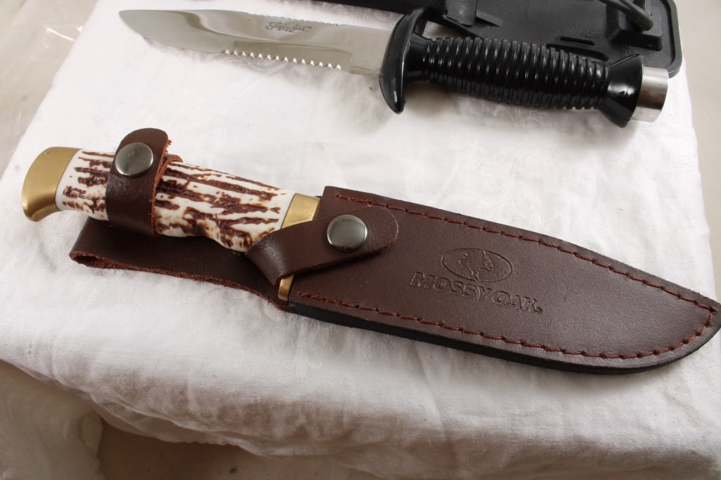 2 Fixed Blade Knives in Sheaths - 8