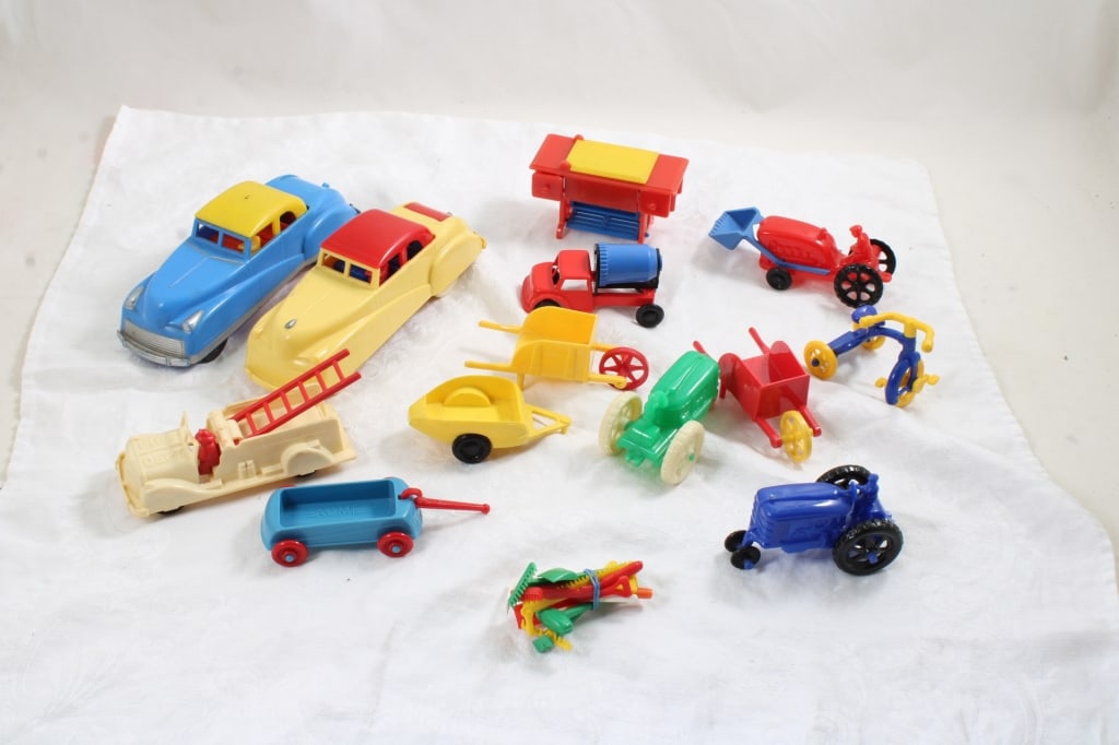 Renwal Plastic Cars, Trucks, Doll House Furniture (1 of 20)