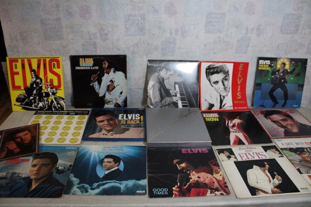22 Elvis Presley Records, 2 Elvis Calendars: 22 Elvis Presley Records, 2 Elvis Calendars - All in excellent condition. Some appear not used. 12 Lbs. Lot Size 13" x 13" x 6". Photos are part of description (Live Auctioneers only shows up to