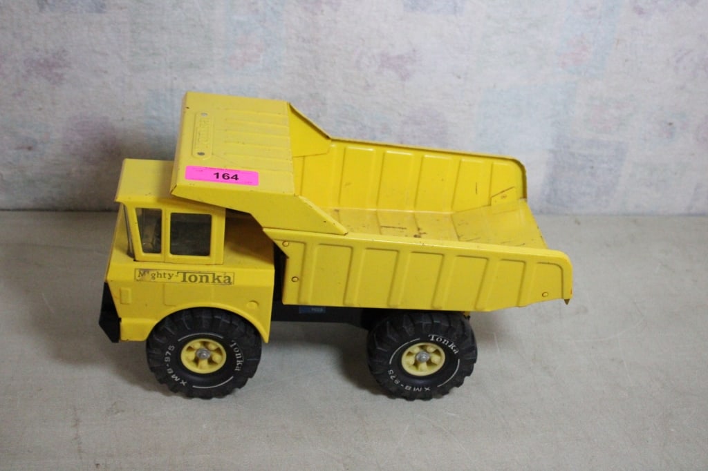 Tonka Mighty Dump Truck XMB-975 (1 of 6)