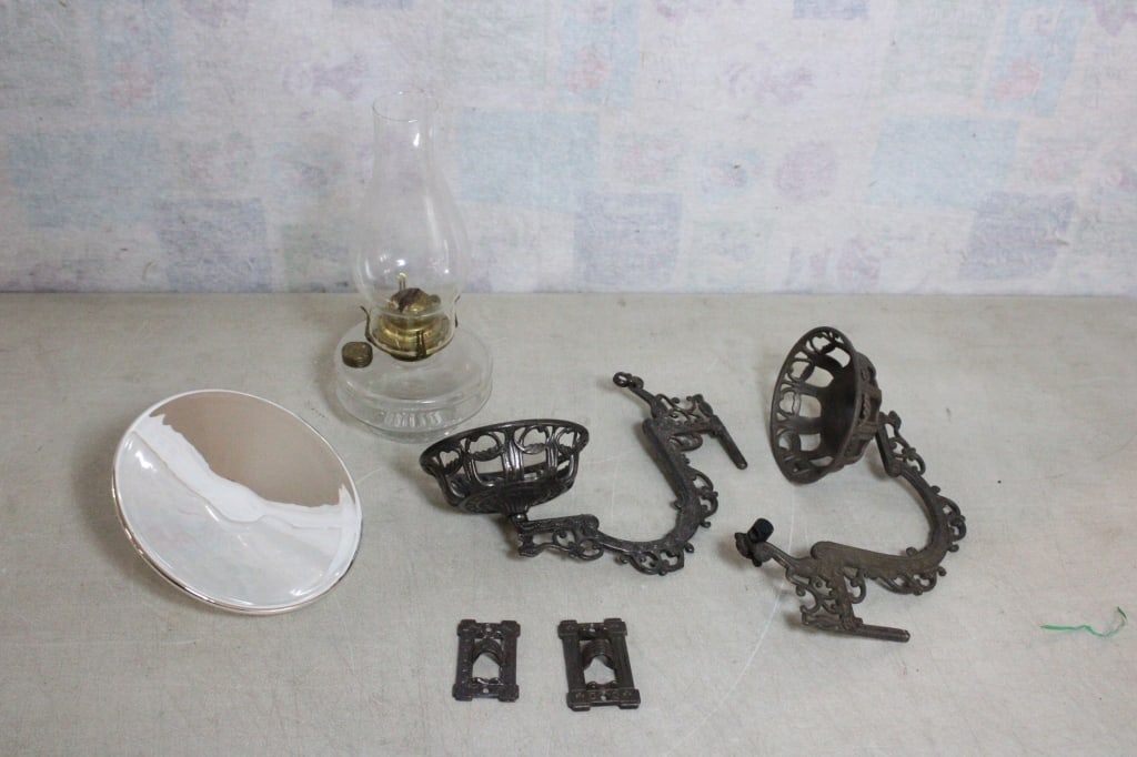Antique Cast Iron Swing Out Oil Lamp and Reflector: Antique Cast Iron Swing Out Oil Lamp and Reflector - 7 Lbs. Lot Size 21" x 10" x 9". Photos are part of description (Live Auctioneers only shows up to 20). Please ask questions and read terms &