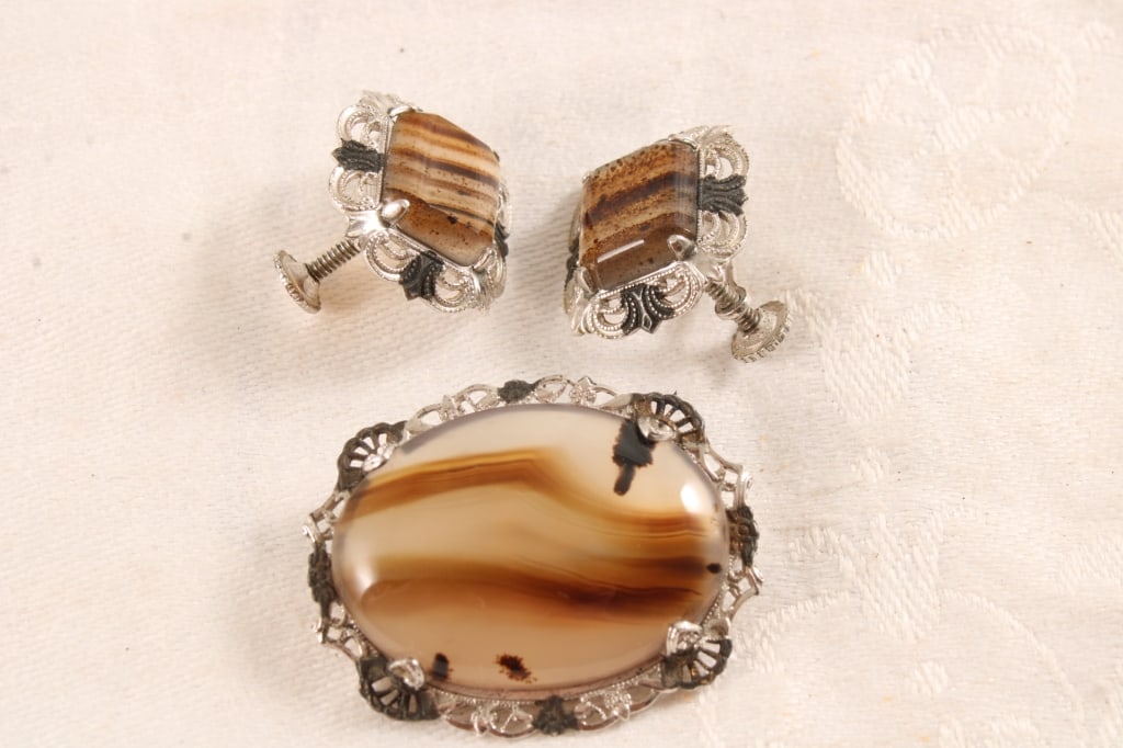 Sterling Silver Brooch with Matching Earrings 8.3G: Sterling Silver Brooch with Matching Earrings 8.3G - 8.3 Grams. Sterling Silver Banded Agate Filigree Brooch and Matching screwback Earrings. 1 Oz. Lot Size 2" x 2" x 1". Photos are part of
