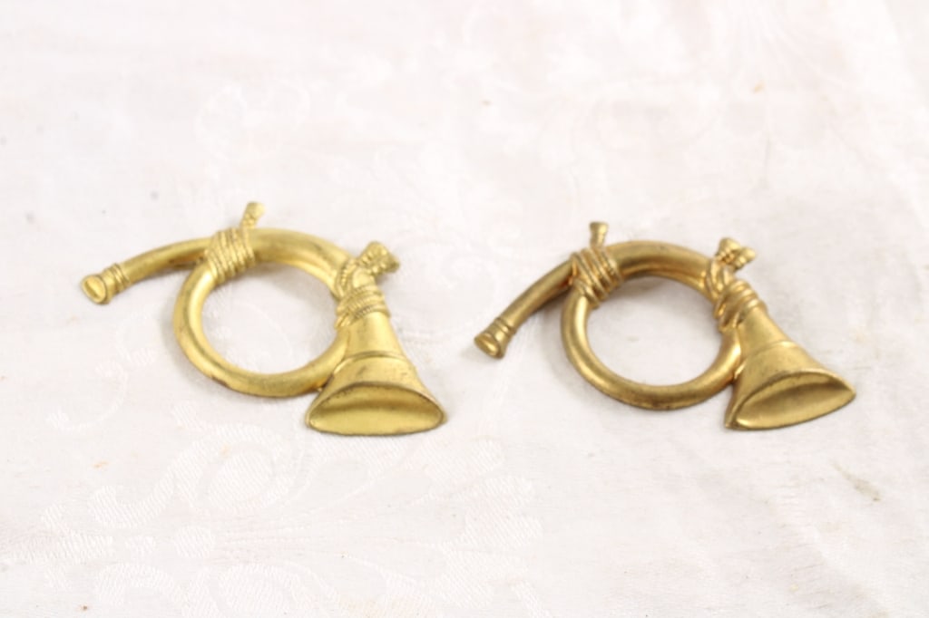 2 Indian War Era U.S. Hat Insignias 1872-1875: 2 Indian War Era U.S. Hat Insignias 1872-1875 - 3 Oz. Lot Size 3" x 2" x 1". Photos are part of description (Live Auctioneers only shows up to 20). Please ask questions and read terms & conditions