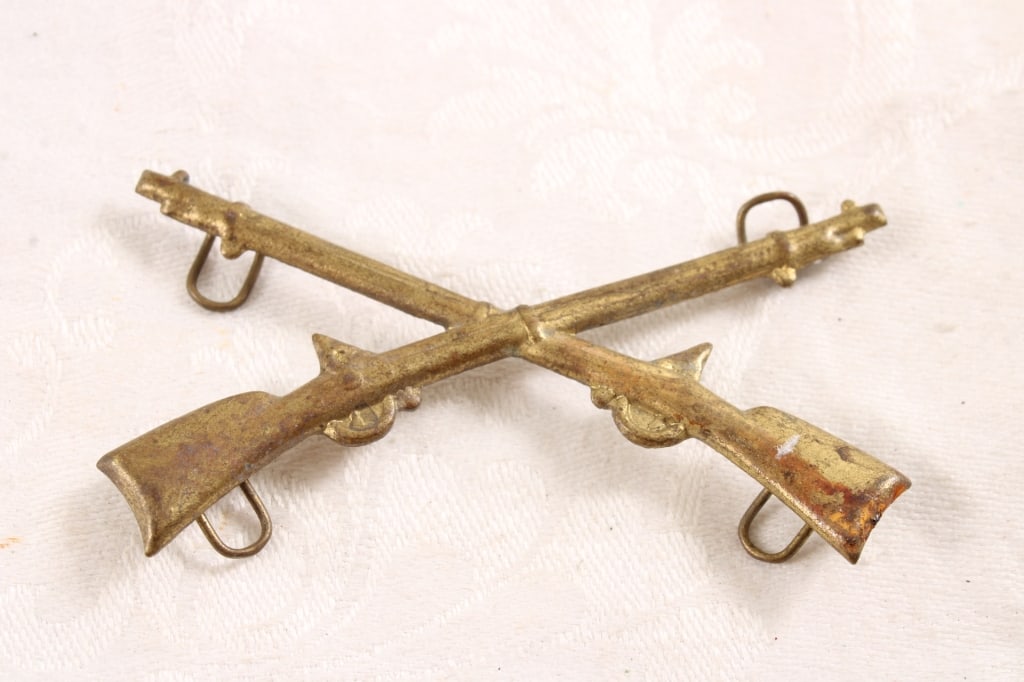 U S Cross Rifles Indian Wars Era Insignia: U S Cross Rifles Indian Wars Era Insignia - 3 Oz. 3" x 2" x 1". Photos are part of description (Live Auctioneers only shows up to 20). Please ask questions and read terms & conditions before