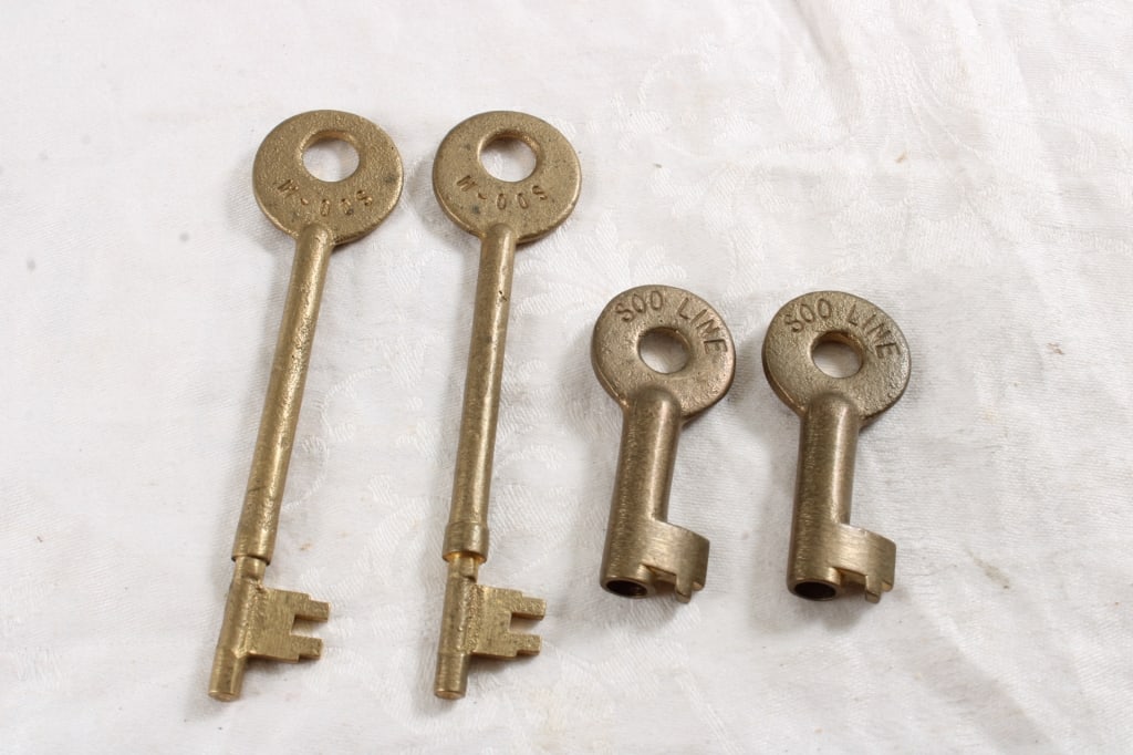 4 Soo Line RR Brass Caboose & Lock Keys: 4 Soo Line RR Brass Caboose & Lock Keys - 4 Oz Lot Size 5" x 3" x 1". Photos are part of description (Live Auctioneers only shows up to 20). Please ask questions and read terms & conditions before