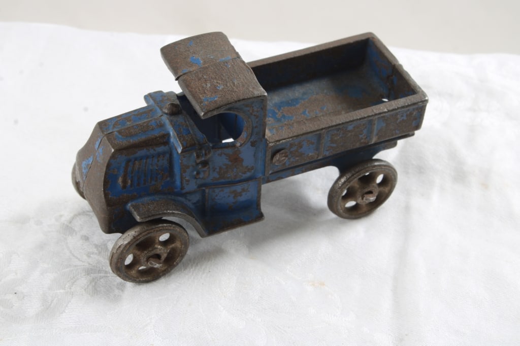 Arcade C Cab Mack Cast Iron Truck (1 of 10)