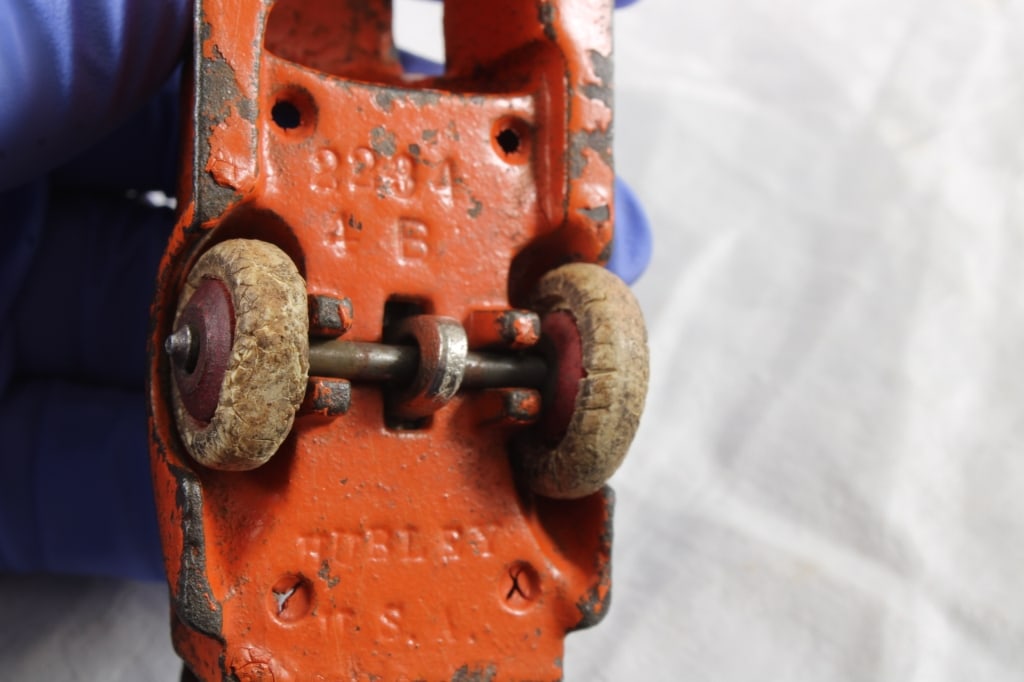 Hubley #2234 Cast Iron Tow Truck - 6