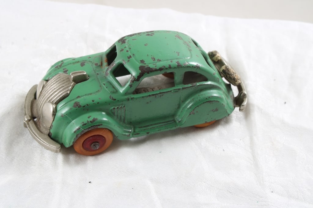 Hubley Chrysler Airflow Cast Iron Coupe (1 of 5)