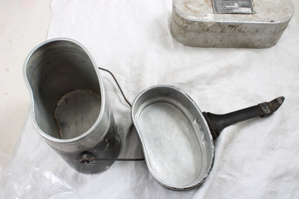 WW2 German Mess Kit, Luftwaffe Goggles in Case - 6