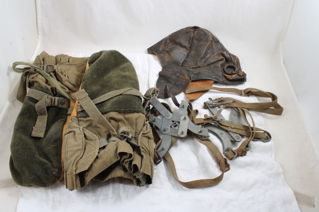 U S Army Pair Heavy Mittens, Crampons, Skull Cap (1 of 20)