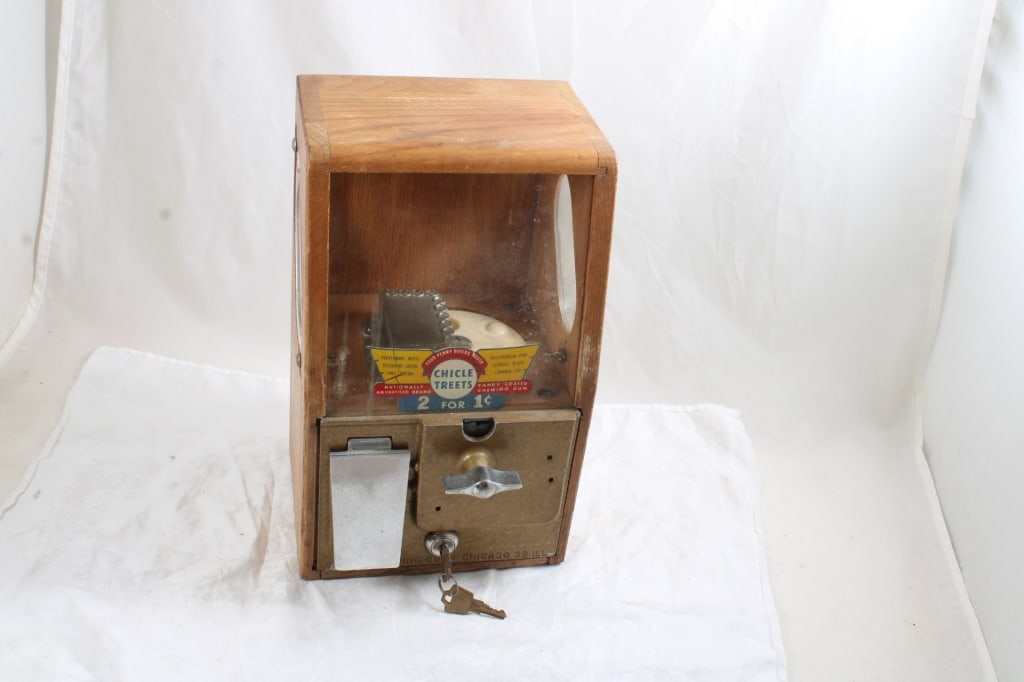 Wood Chicle Treets One Cent Vending Machine w/Key: Wood Chicle Treets One Cent Vending Machine w/Key - 5 Lbs. Lot Size 12" x 9" x 8". Photos are part of description (Live Auctioneers only shows up to 20). Please ask questions and read terms & conditio