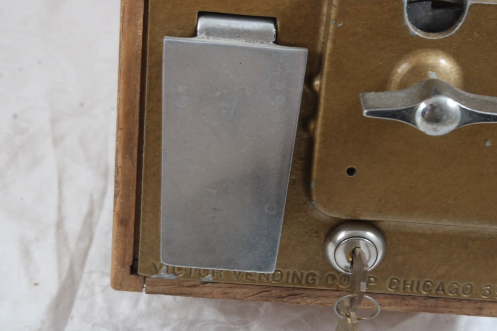 Wood Chicle Treets One Cent Vending Machine w/Key - 3