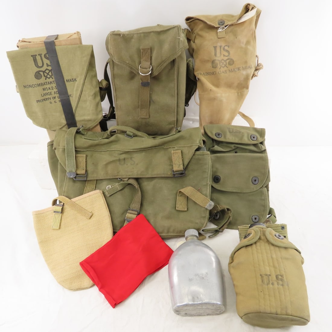 WWII US Army Field Bags, Gas Mask, Canteens: WWII US Army Field Bags, Gas Mask, Canteens - WWII era Field Bag, 2 canteens, Entrenching Tool shovel cover, Grenade Launcher Pouch, General ammo bag, Noncombatant gas mask w/bag. Training Gas
