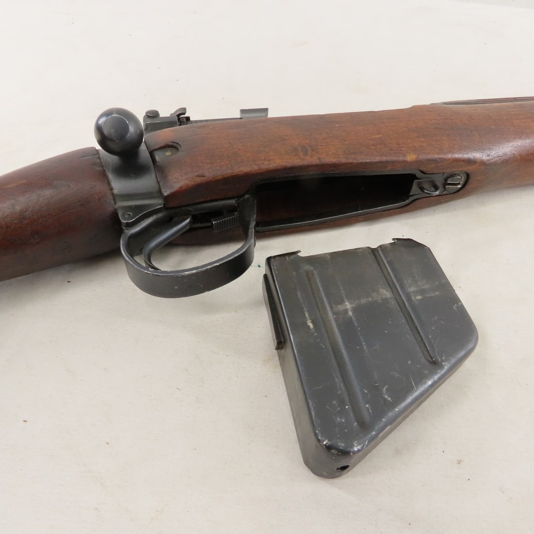Enfield No4 Mk I* .303 Rifle, Mattock & Bayonets - 9