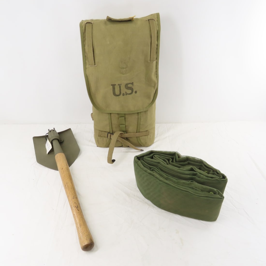 WWII US Army M1943 Shovel, Tent Pack & Bug Net (1 of 16)