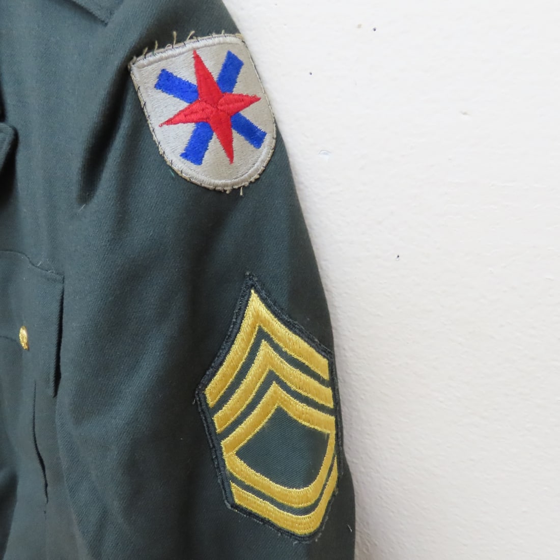 4 US Army Dress jackets with Insignia & More - 8