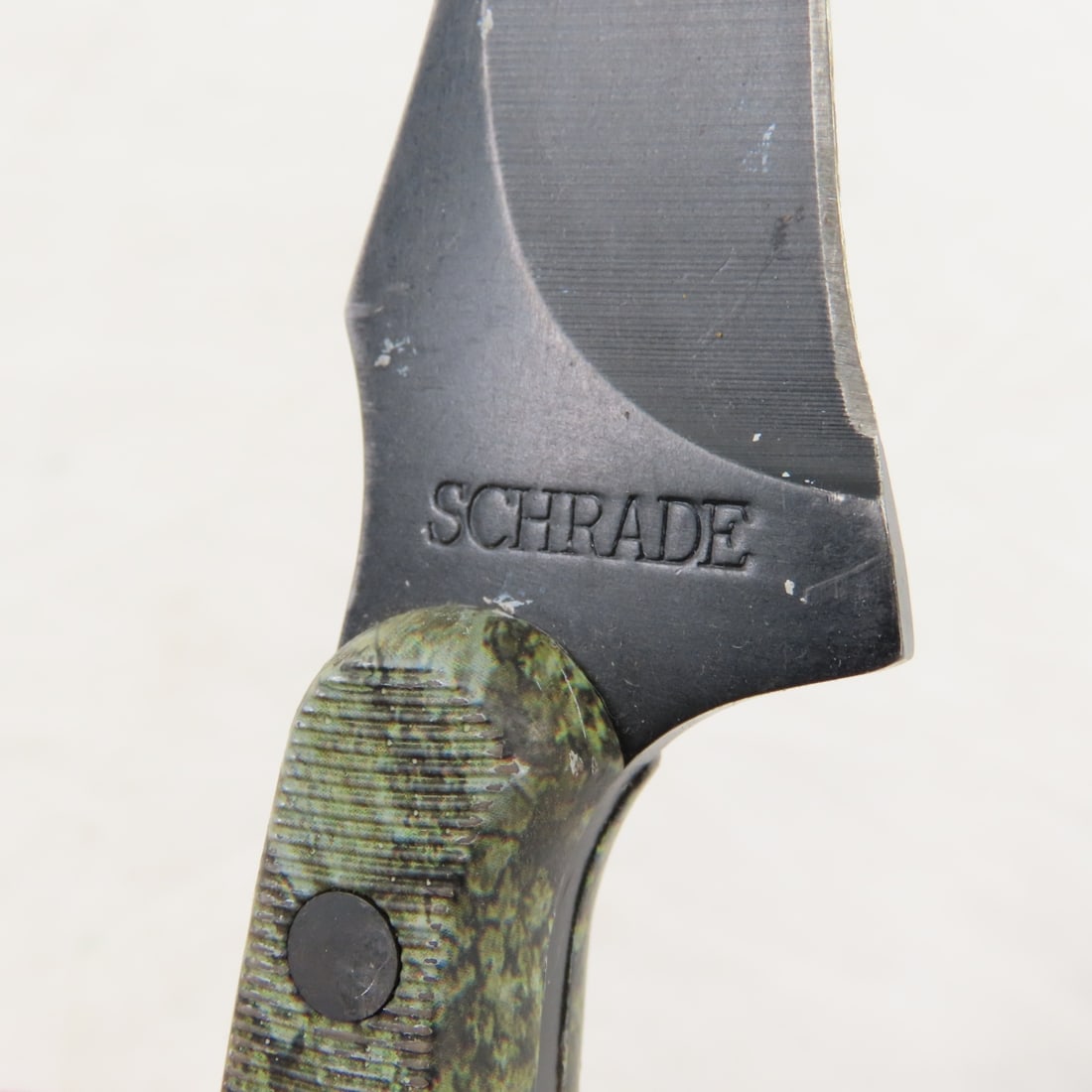 2 Fixed Blade Knives & 3 Pocket Knives - 18