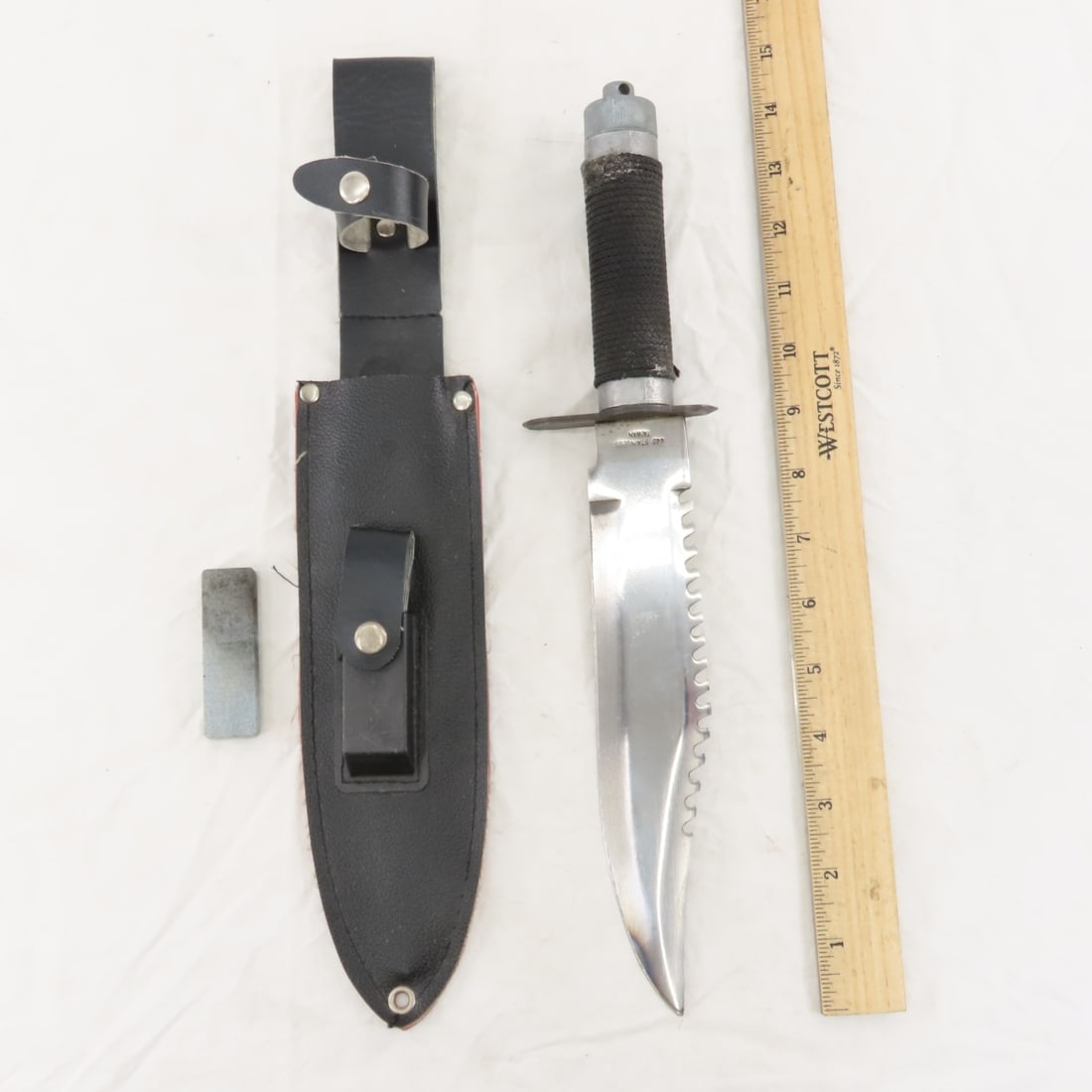 2 Fixed Blade Knives & 3 Pocket Knives - 20