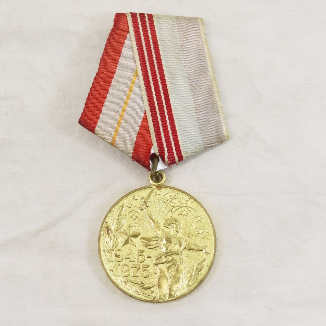 15 WWII Russian Military Medals & Hat Badge - 18