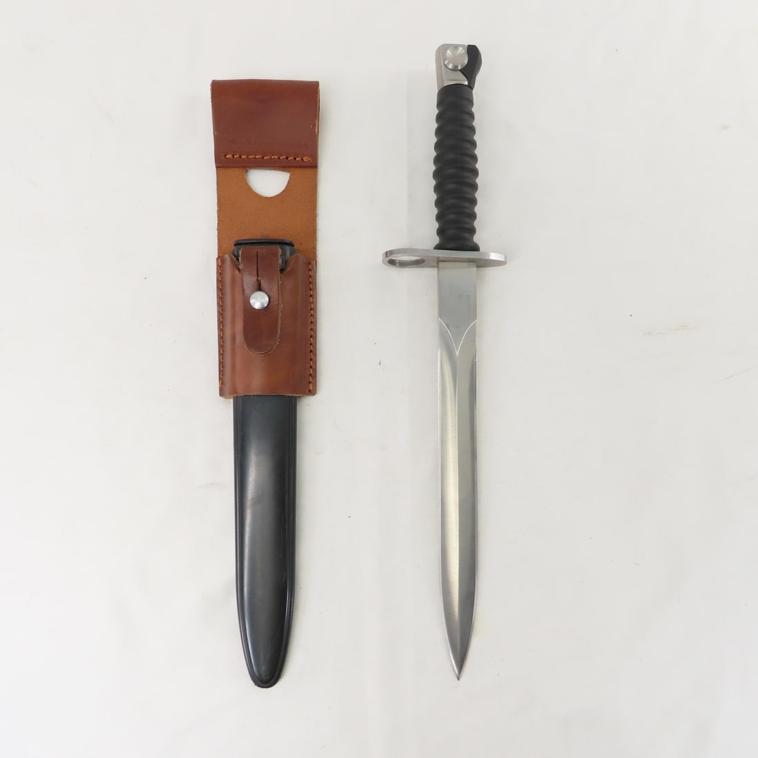 Reproduction Swiss M1957 Bayonet, Scabbard & Frog (1 of 17)