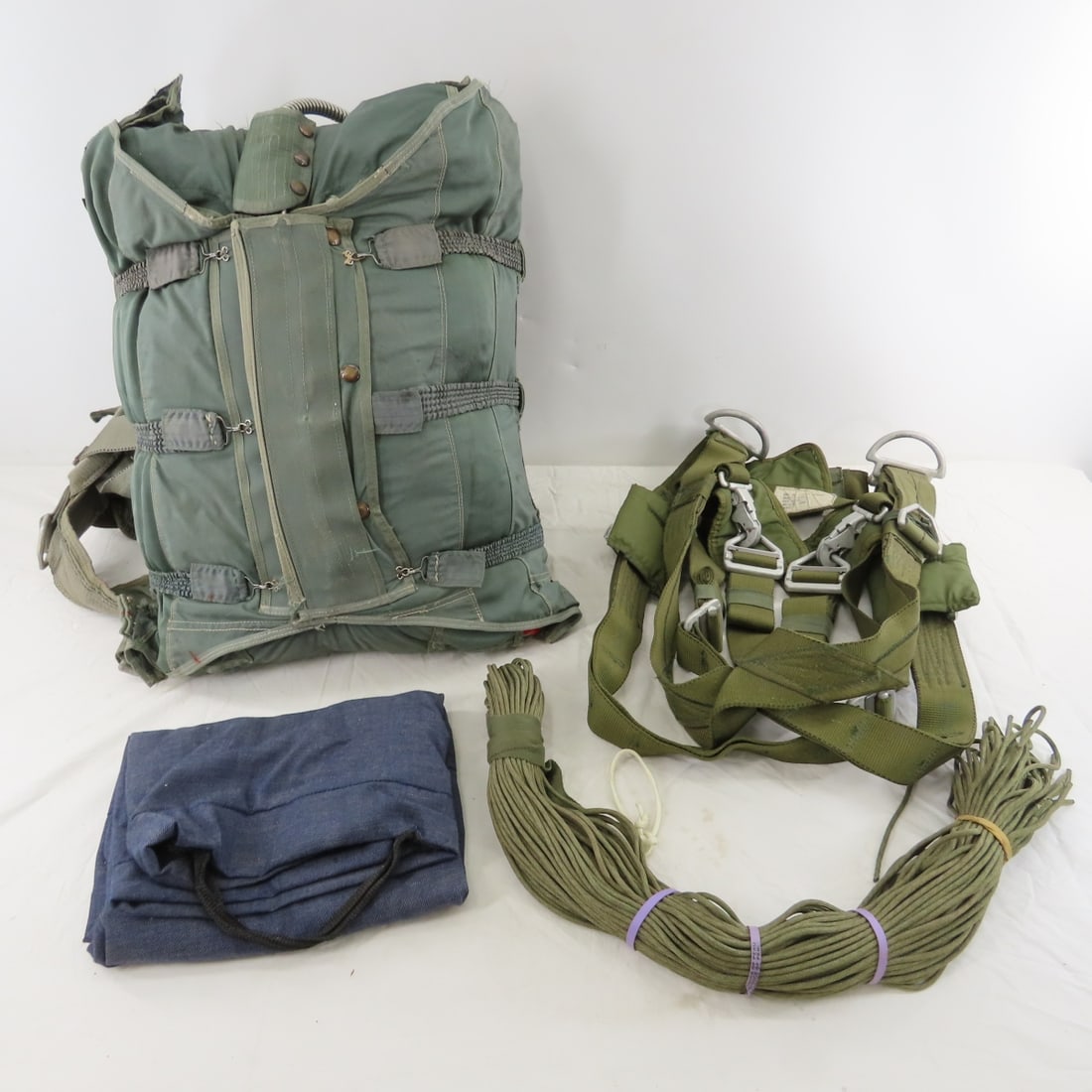 Vintage USAF Military Parachute Pack & Harness (1 of 15)