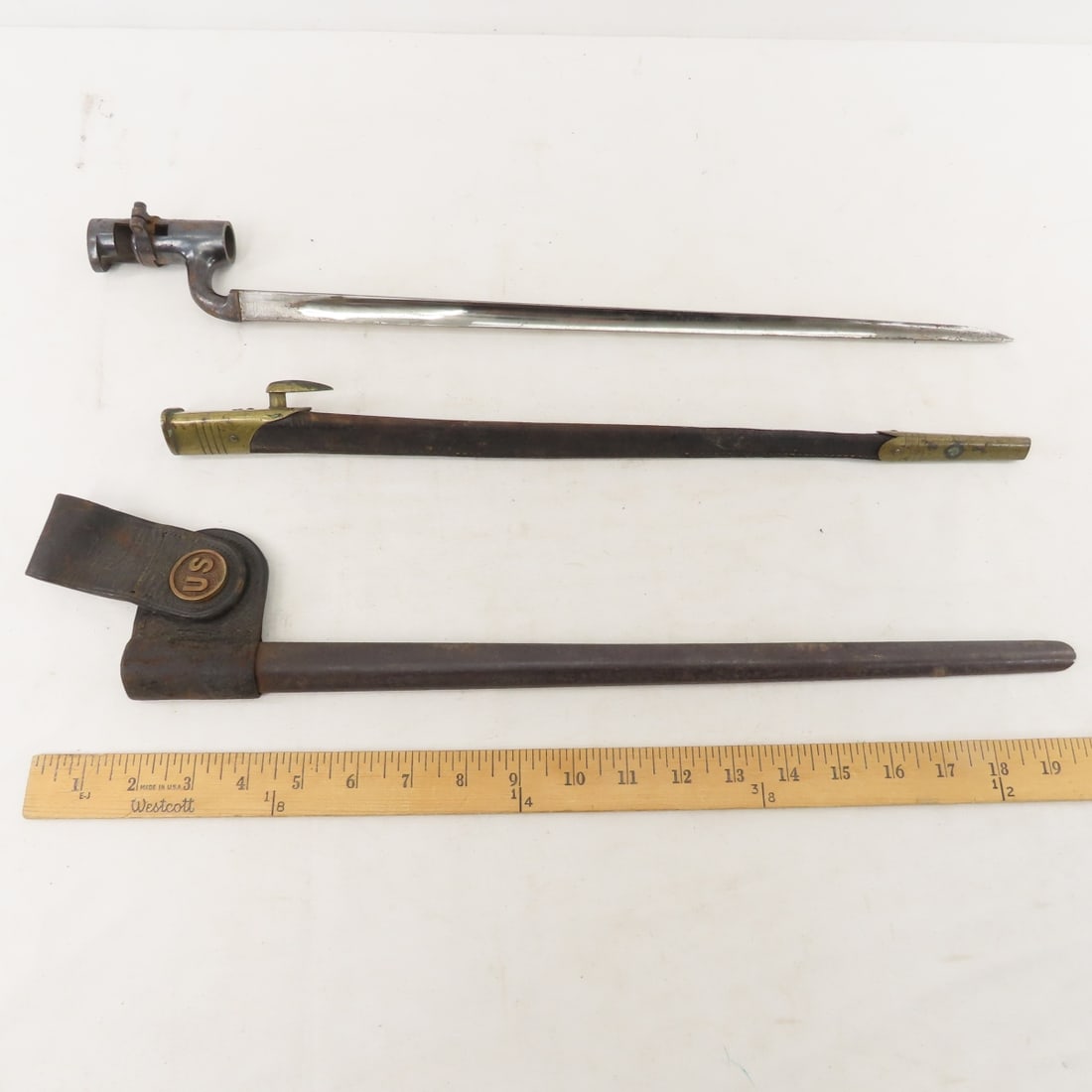 3 Vintage Socket Bayonets & 2 sheaths - 4